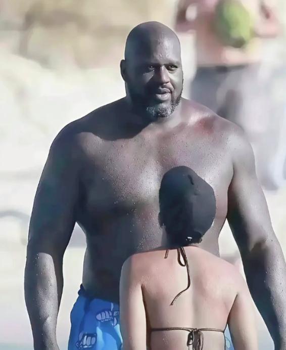 奥尼尔的首任妻子香妮，是位一米六的记者。采访时她和奥尼尔起了冲突，遭到对方推搡。