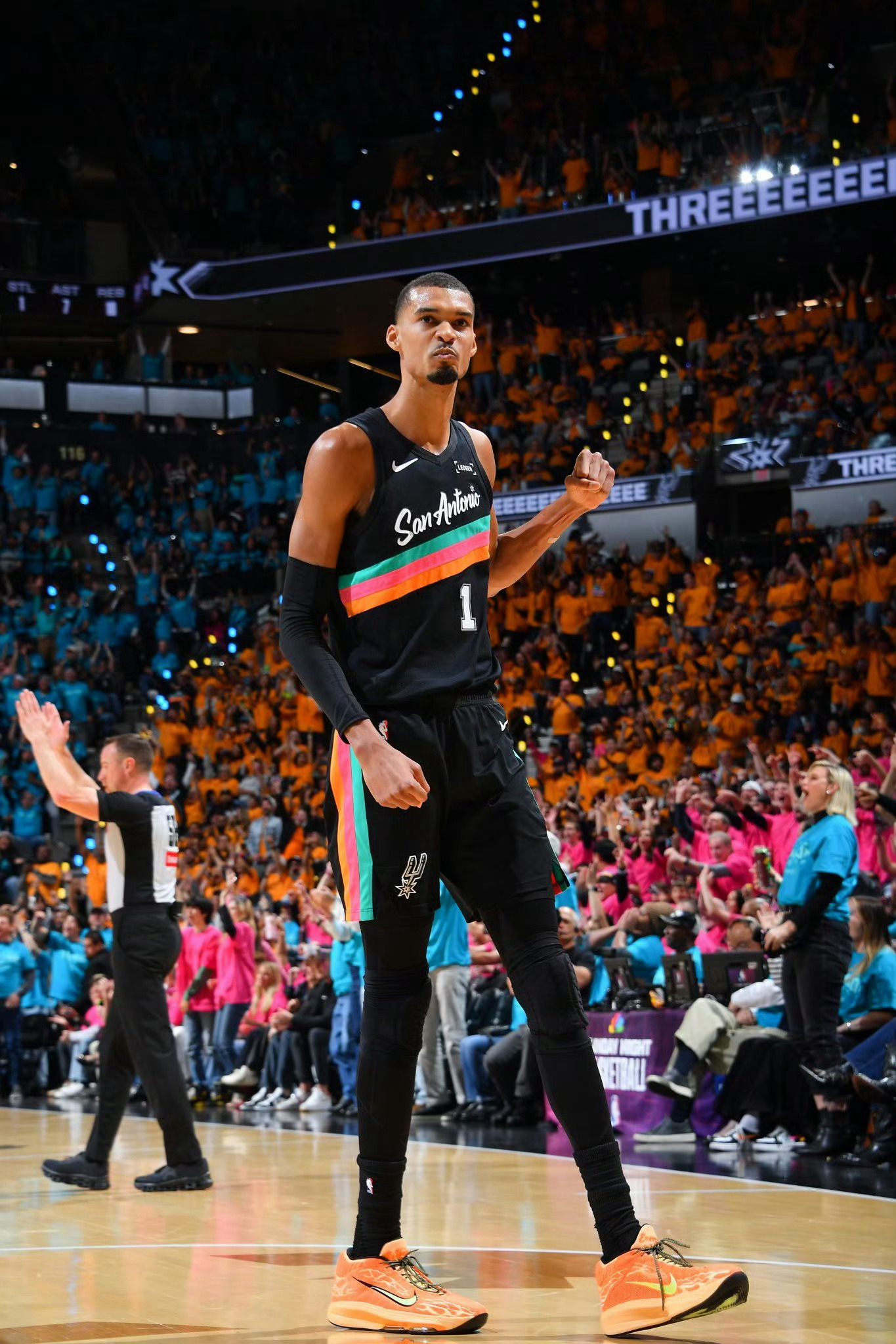 文班亚马谈球队传奇们到场观战:“我不会说这是压力，完全不会。我反而觉得很安心，就