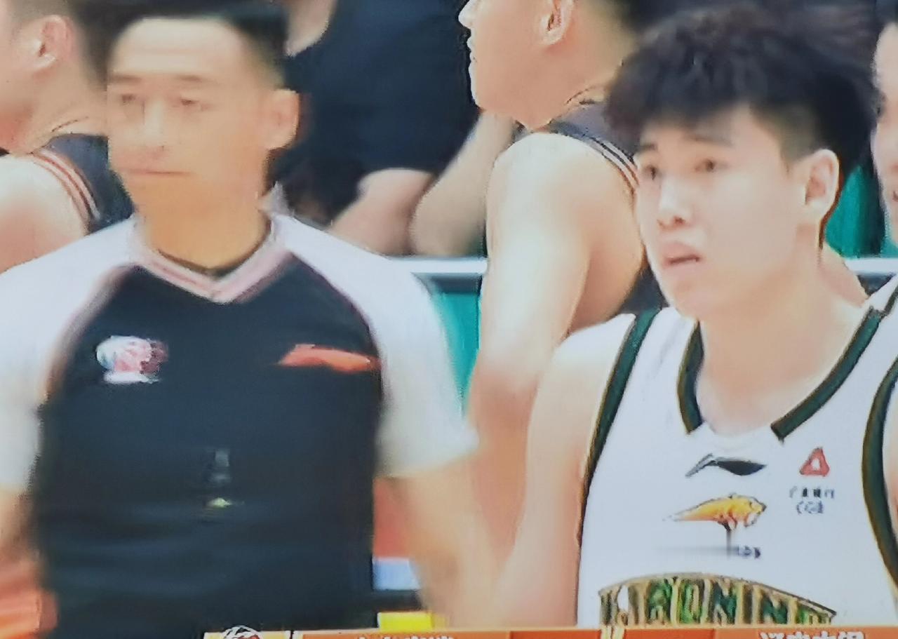 这几个裁判挺好。
昨晚执法山东队跟辽宁队的几个裁判，他们的哨子很悦耳动听，吹的很