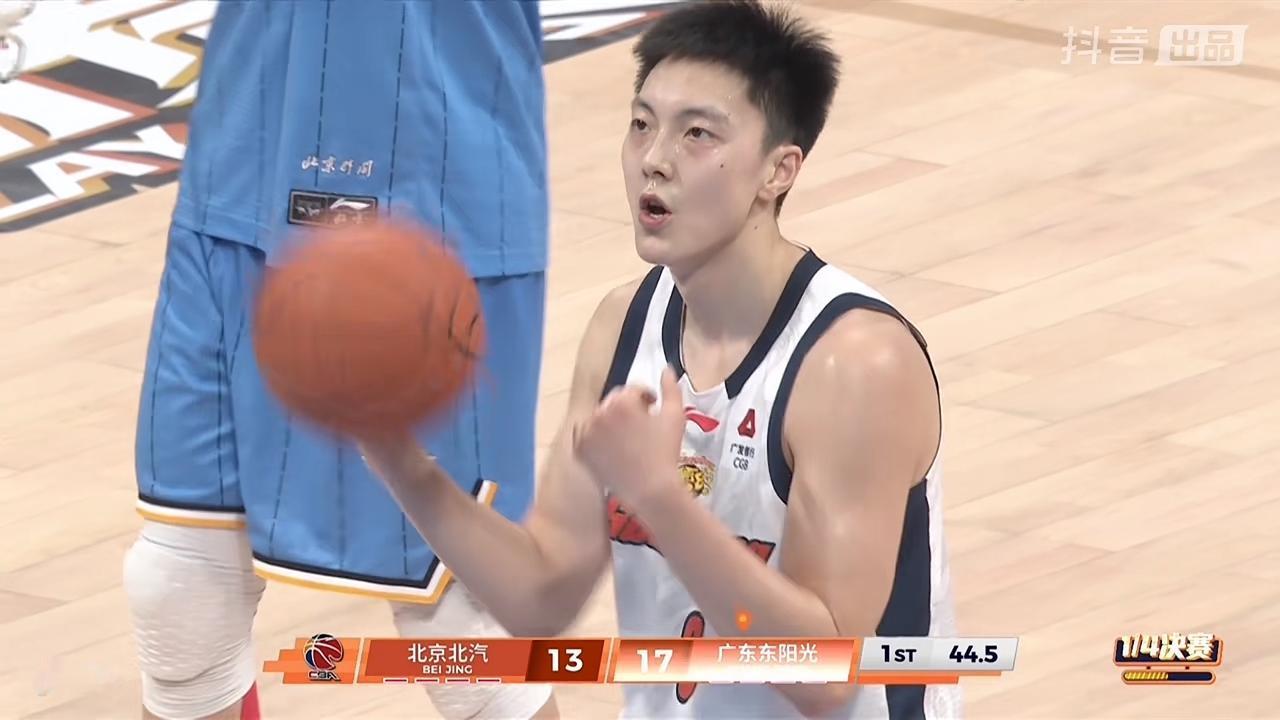 精彩的京粤大战开始了！

     在刚刚进行的第三场北京北汽男篮主场迎战广东东