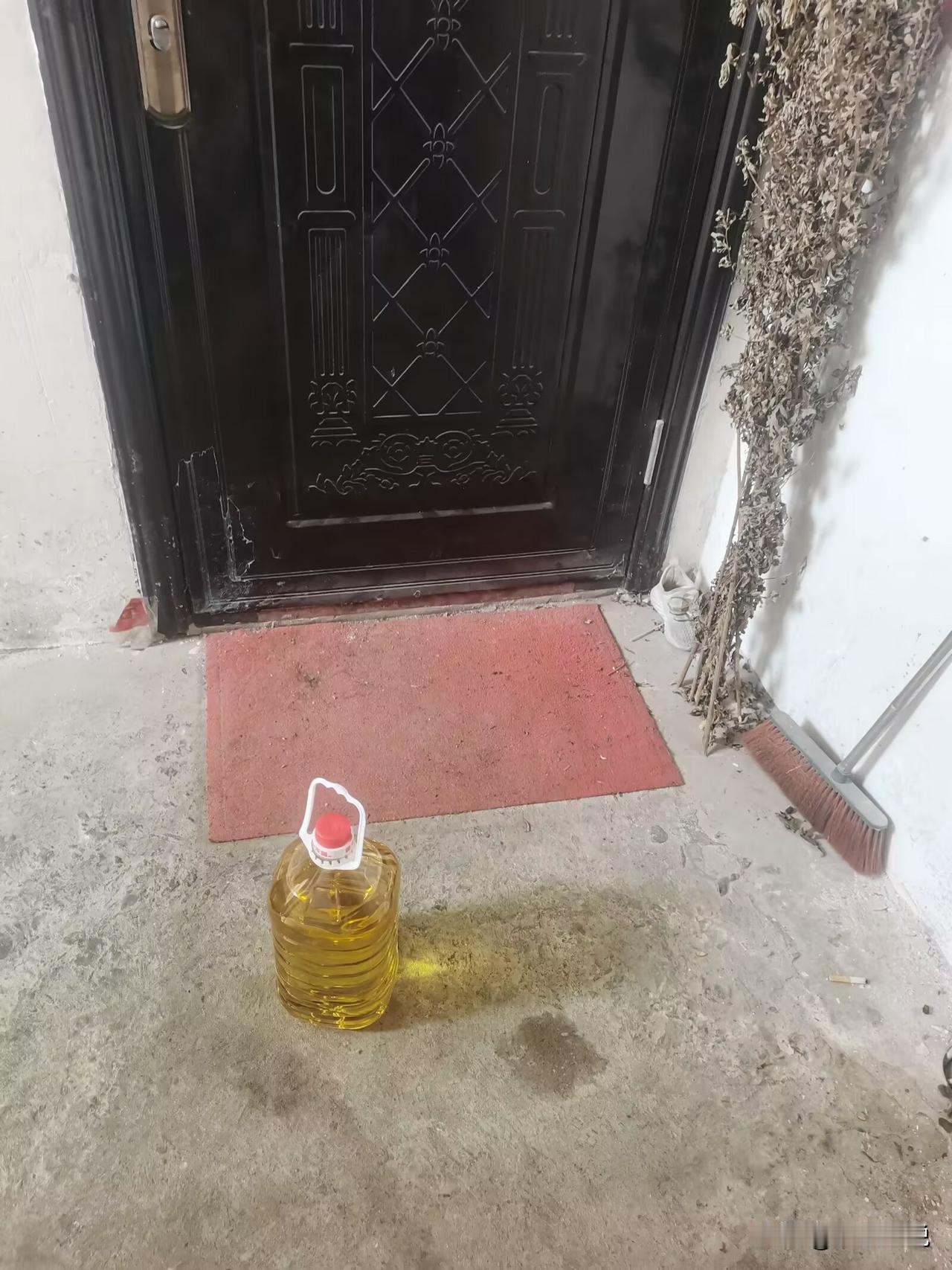 看！这就是所谓的亲生爹妈，十年未归的女儿好不容易回来一趟，拎壶油都看不上，门都不