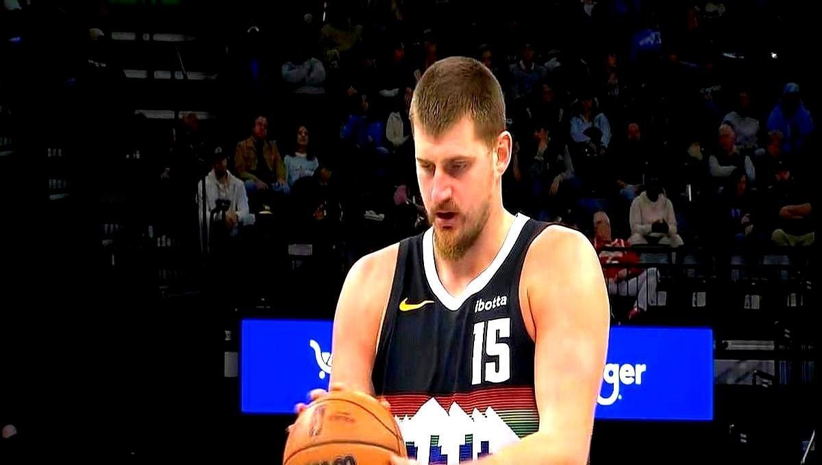 看完约基奇今天这场球，我后背有点发凉。

这哪是在打比赛，分明是在“拿捏”全场。