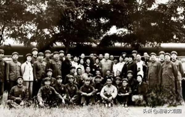 1966年视察大江南北期间，毛主席与身边的工作人员在天津一起拍了这张珍贵的照片。