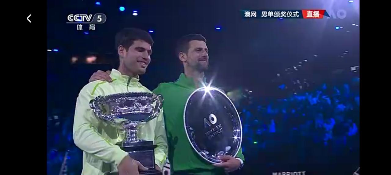 澳网巅峰对决，38岁的德约燃尽了，阿卡3：1胜德约首夺澳网夺第7冠，完成全满冠，