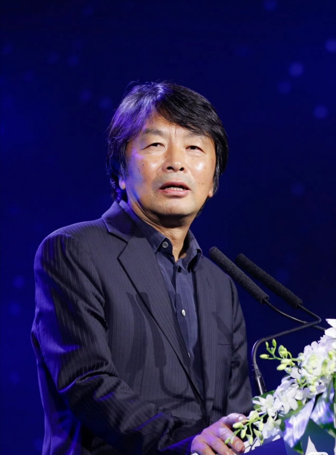 刘震云劝告中国式家长放手真的很认同适当放手这个观点，父母的爱最终是目送孩子远行。