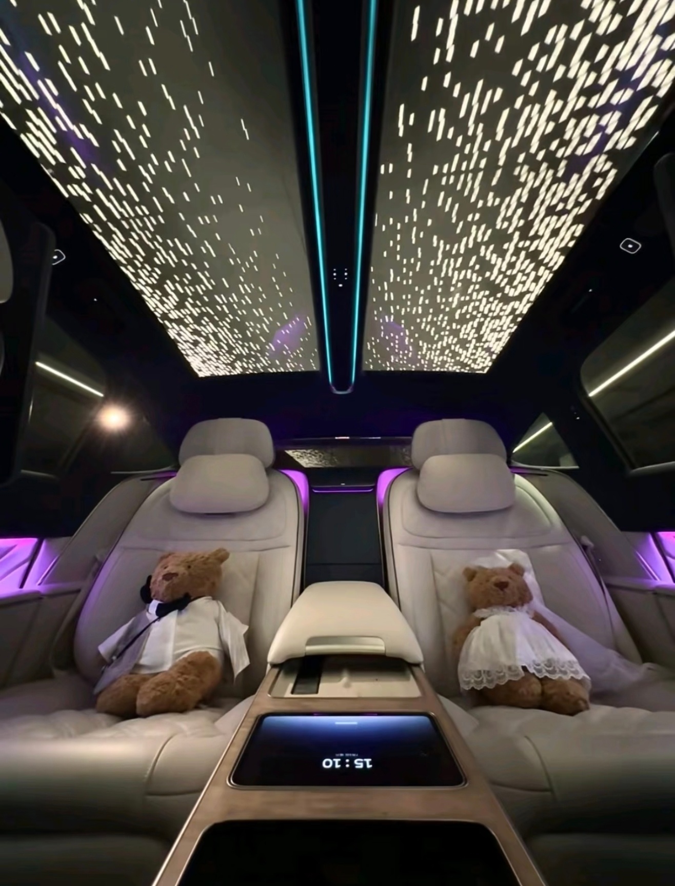 这种穹顶天幕设计我第一次见是在埃尔法上然后就是ET9，再到今天ES9足够别致 蔚