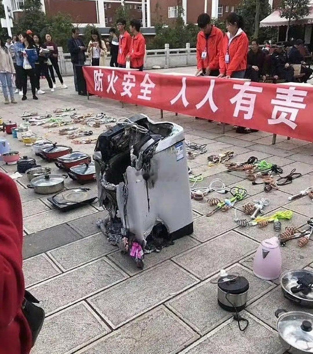 学校查寝时没收的，这也太可怕了 