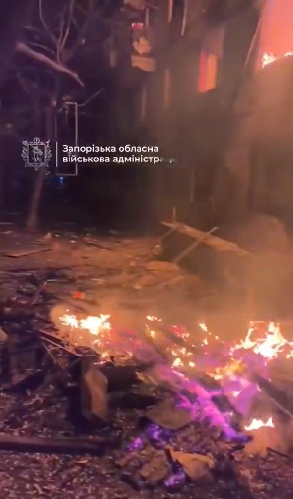 今晚，俄罗斯在扎波罗热使用无人机袭击了多个居民区，击中并损坏了7栋公寓楼和数栋民