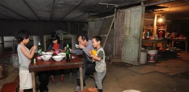 桥洞下住了两年，一家六口的日子后来怎么样了
一束藏在杂草里的灯光，让嘉兴一座桥下