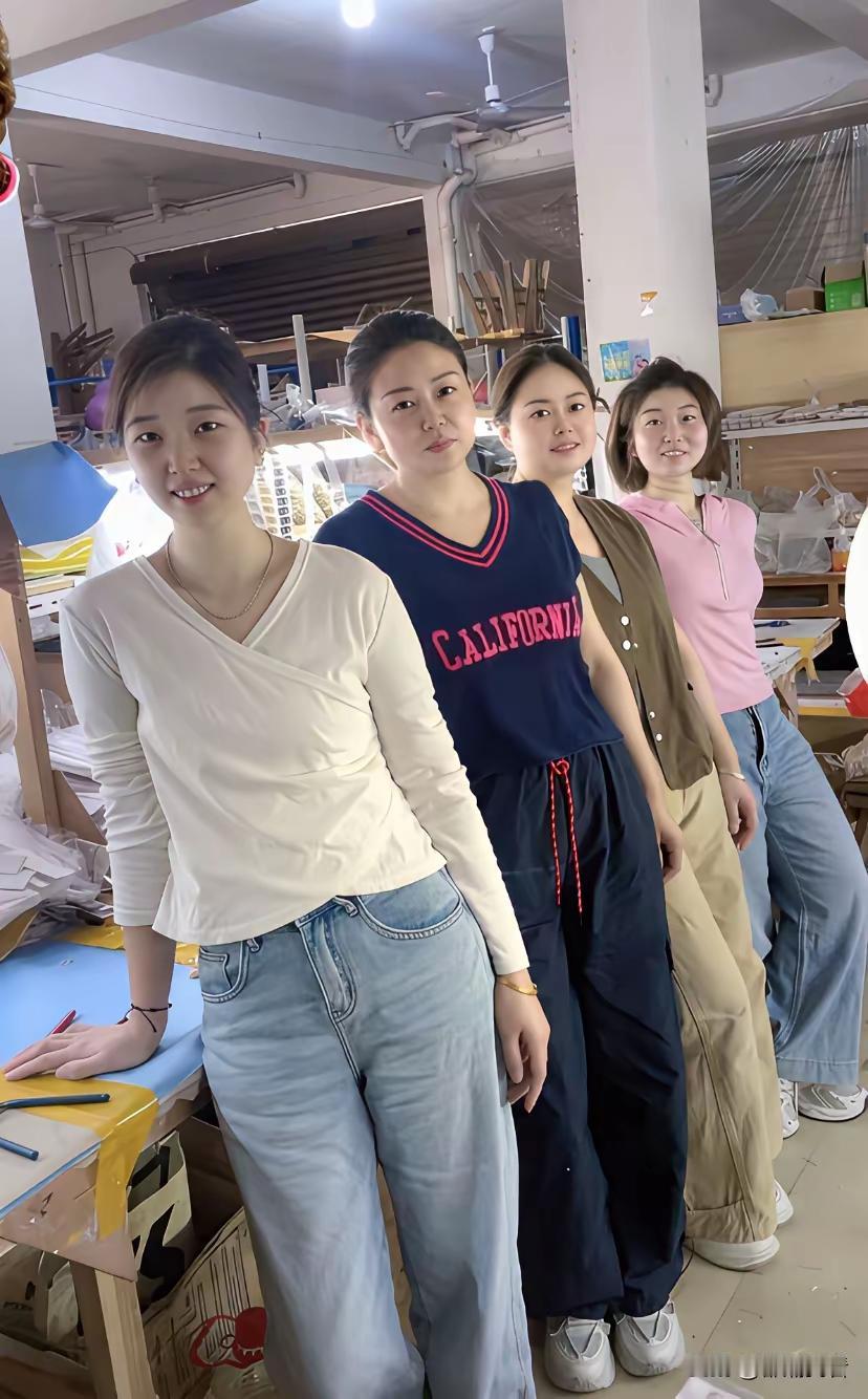 考眼力！四个女员工当中，有一个是新来的，你能看出来是哪个吗？