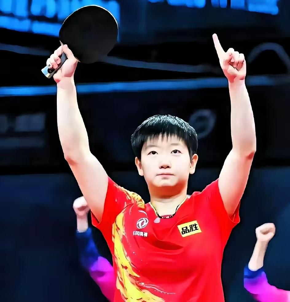 孙颖莎小组第一轮表现很好，精神抖擞，上场进入状态也很快，战胜对手台湾昱淳是意料之