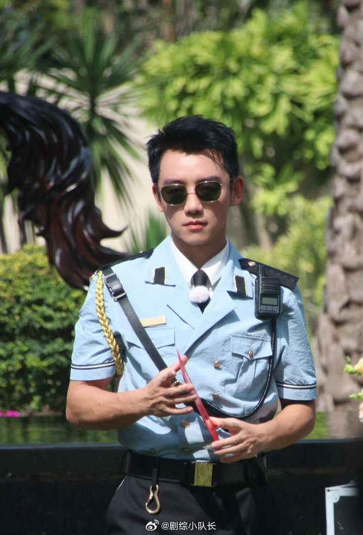 郑恺怎么上跑男当保安了别人走红毯，他走巡逻线。郑恺怎么上跑男当保安了？这制服造型