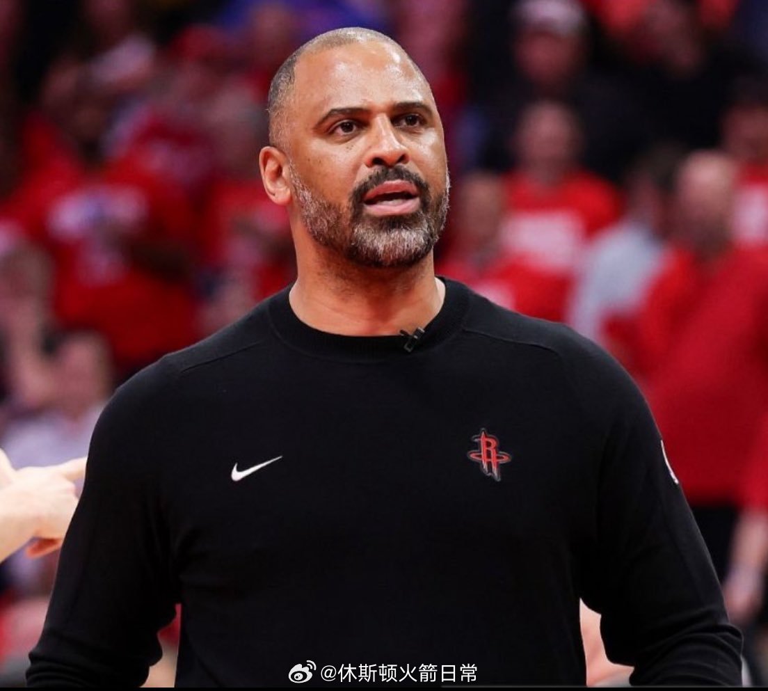 记者问：“你认为场上阵容缺乏连续性，是否导致了比赛中出现的一些单打独斗？不是在比