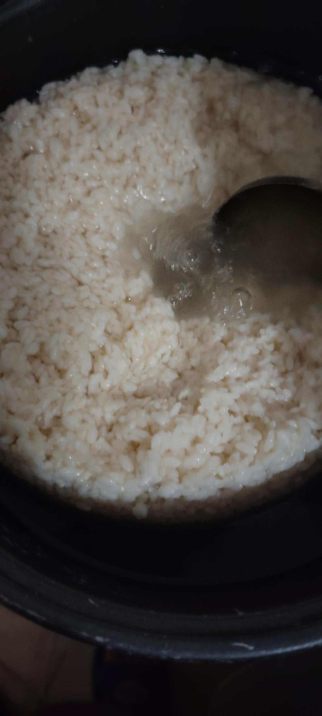 植物酒曲真的不一般。两斤糯米大约放了3克酒曲，在米粒22度左右时拌的。放在29度