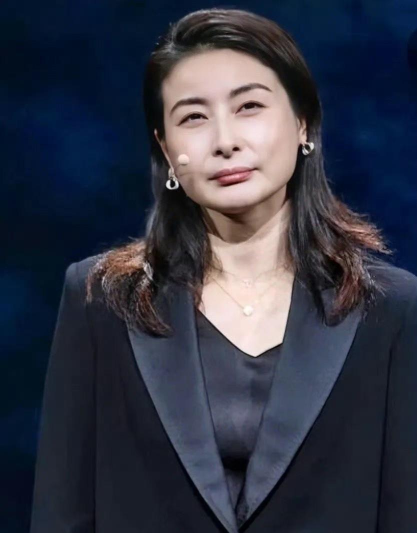 抛开身份，
郭晶晶长得真的很普通，
就算出席活动也不会打扮自己，
但这反而是她最