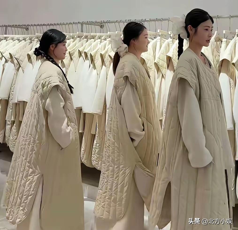 这是咋想的？竟然设计出这样的衣服，奇怪的是还有人敢穿！
很多网友说：跟我老家先人