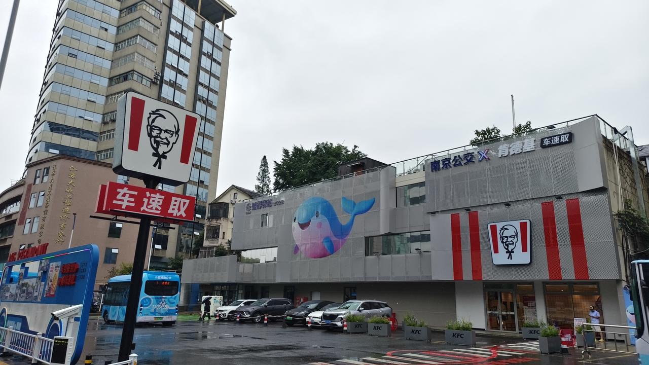 《听说南京人熟悉的3路公交车随家仓总
站搞了个“能量场”?》
    要说刻在老