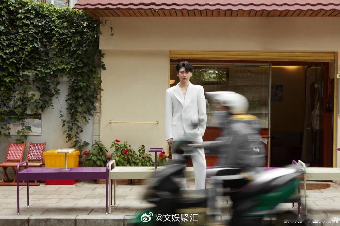 #焉栩嘉在春城和鲜花##焉栩嘉真空白西装look# 焉栩嘉的昆明之旅，真空白西装