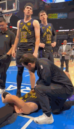 雷霆球迷嘲讽东契奇诈伤！里夫斯上前维护：

雷霆球迷：“现在诈伤不想防守了？”