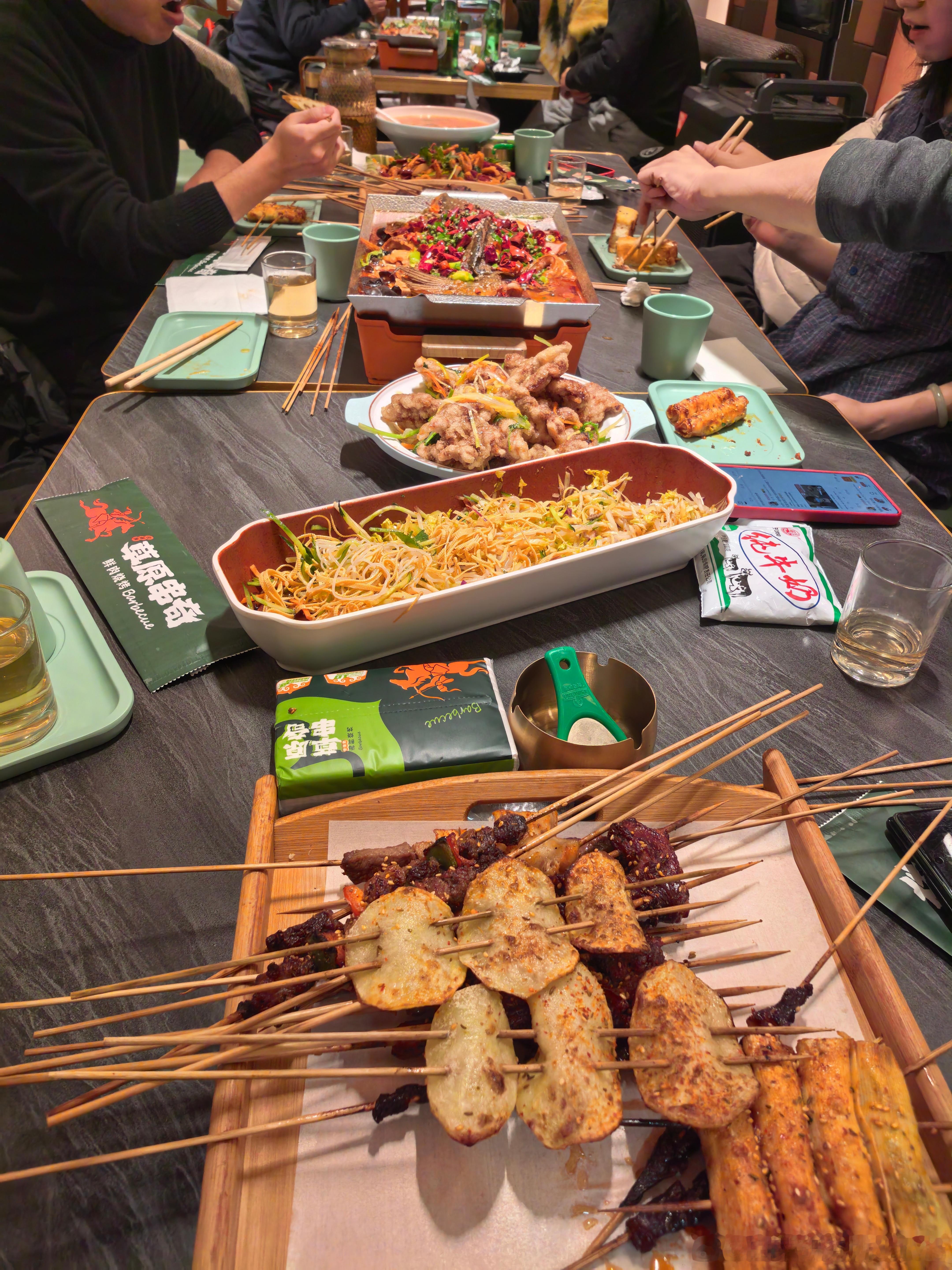 菜量真大，以为吃不了了，结果北哥落座后，渐渐就差不多了 呼伦贝尔