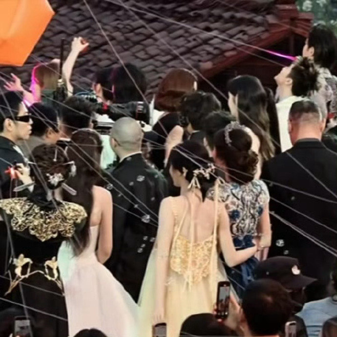 虞书欣搂刘诗诗虞书欣搂了刘诗诗 虞书欣搂了刘诗诗 