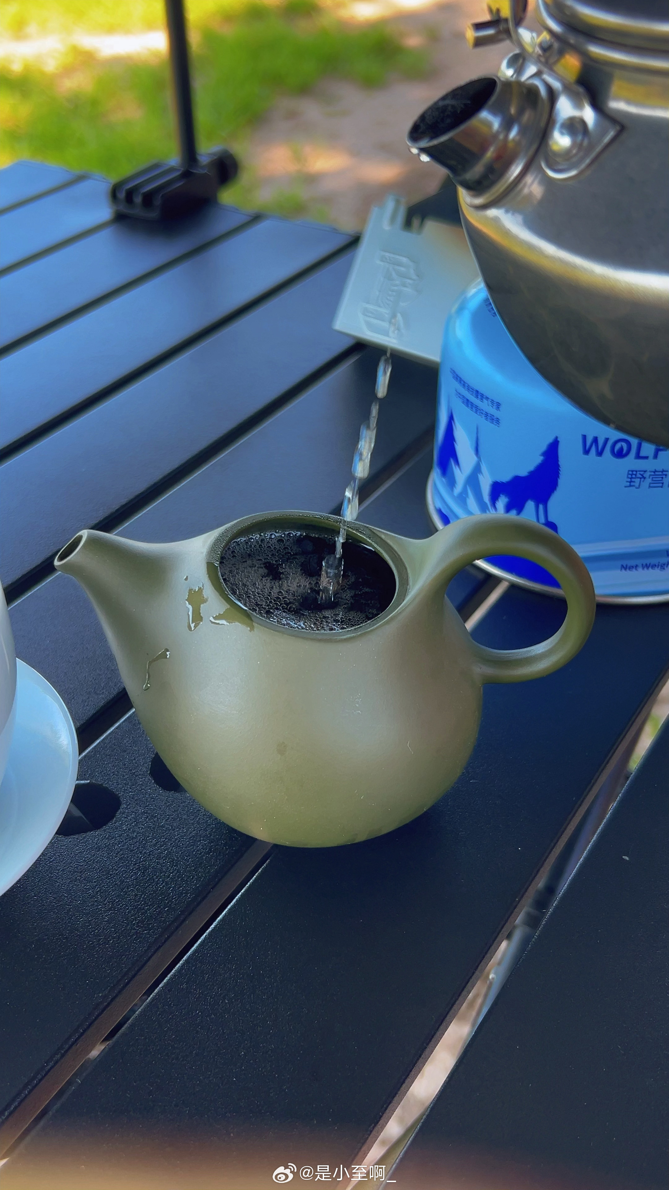 周末的小自在这是我的早饭，吃了一整包花生，半个肉松卷，一个小蛋糕，外加吊干杏