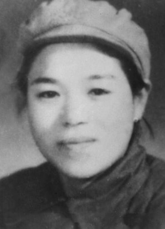 1945年8月，日本兵败以后，关东军第一陆军医院院长以军刀指着护士伊藤郁子，逼她
