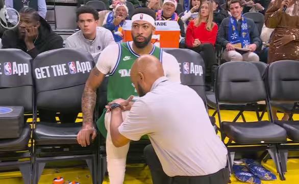 浓眉哥无对抗拉伤了腹股沟退赛！独行侠116比126不敌勇士！
库里23分迎来生涯