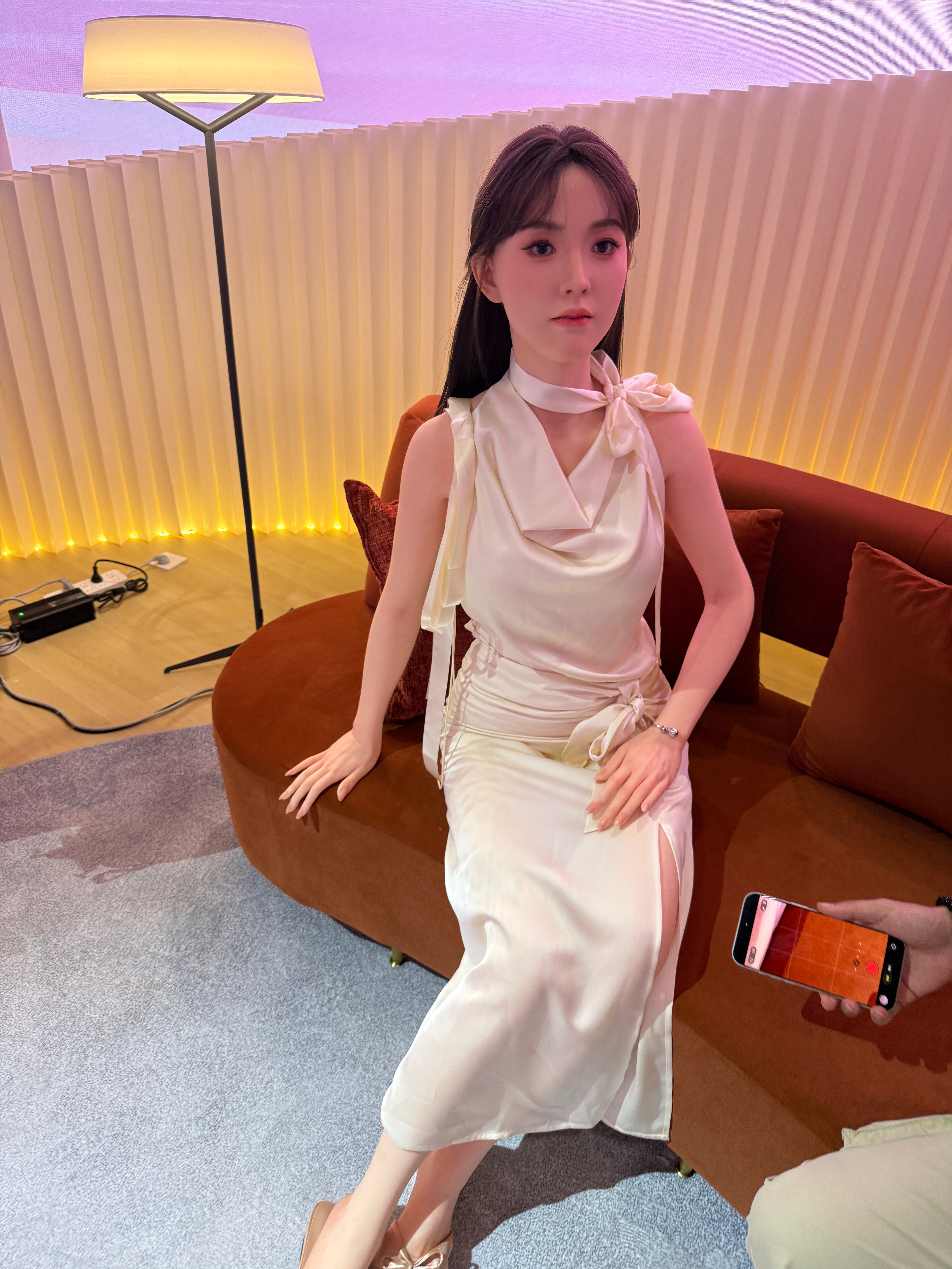 我盯着“她”的时候 甚至心里都有点….发毛….还有点 娇羞…..这tm是个机器人