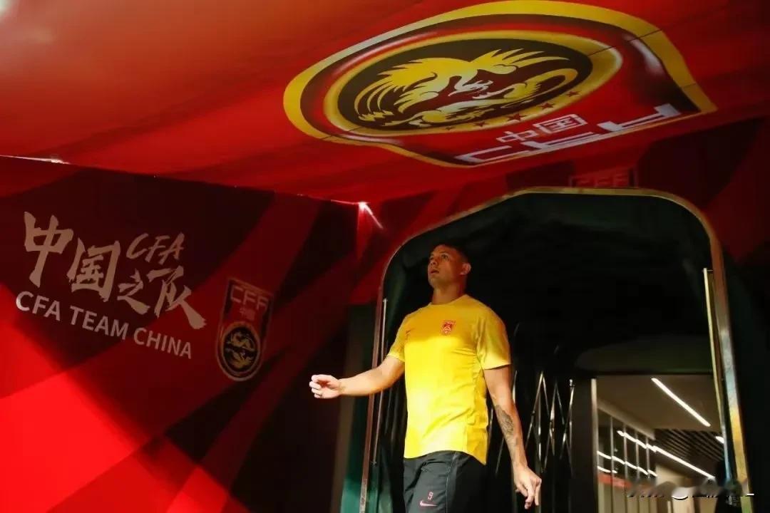 试问扬科维奇，你会不会为你的选人而后悔？艾克森真不如谭龙吗？谭龙在比赛中到底起了