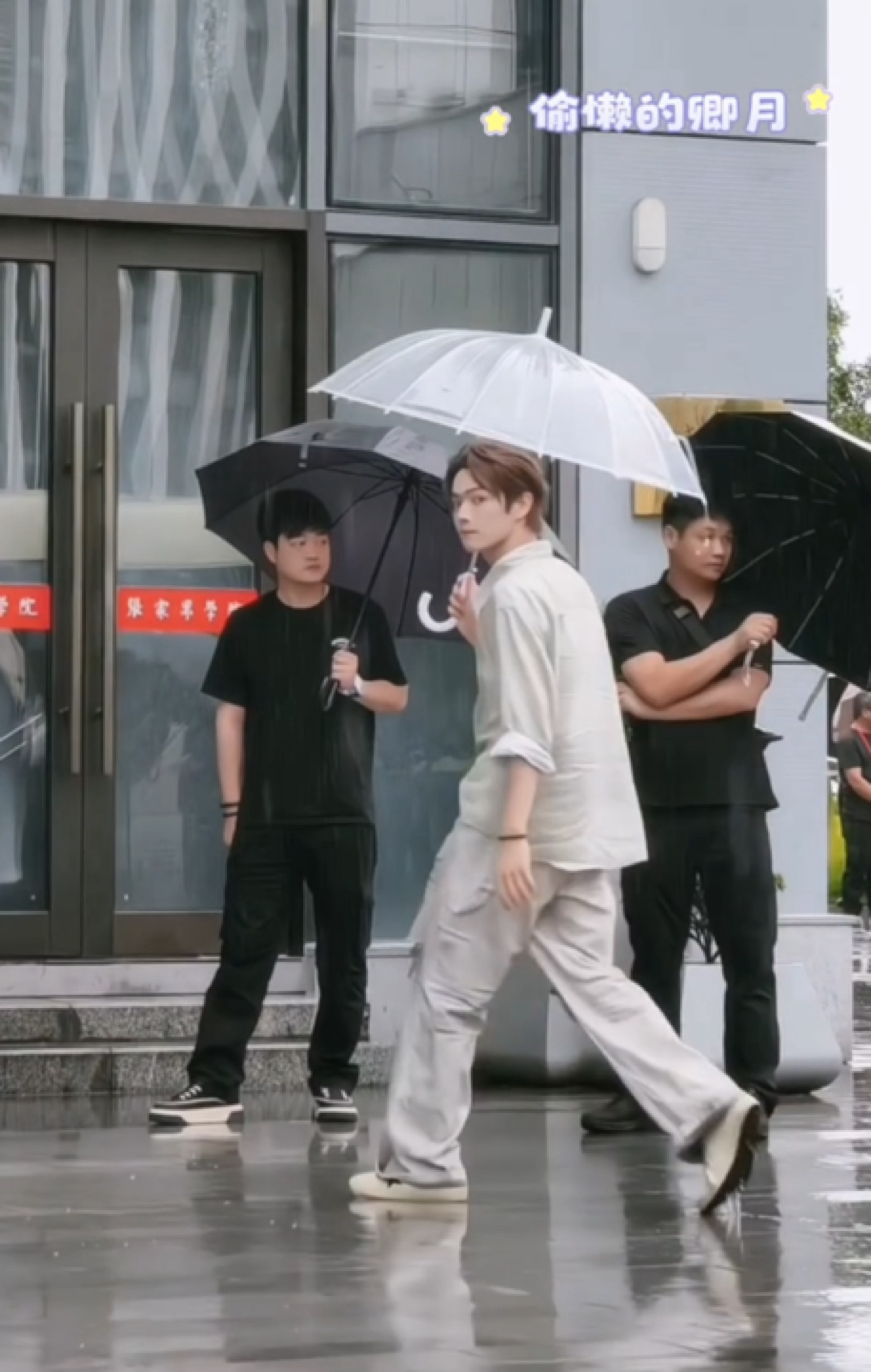 许凯 衬衫就是之前那件吧，还是私服最好看了