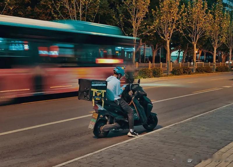 我觉得做什么职业都不丢人，靠自己双手赚钱，只要不违法不偷不抢，送外卖有什么丢人的