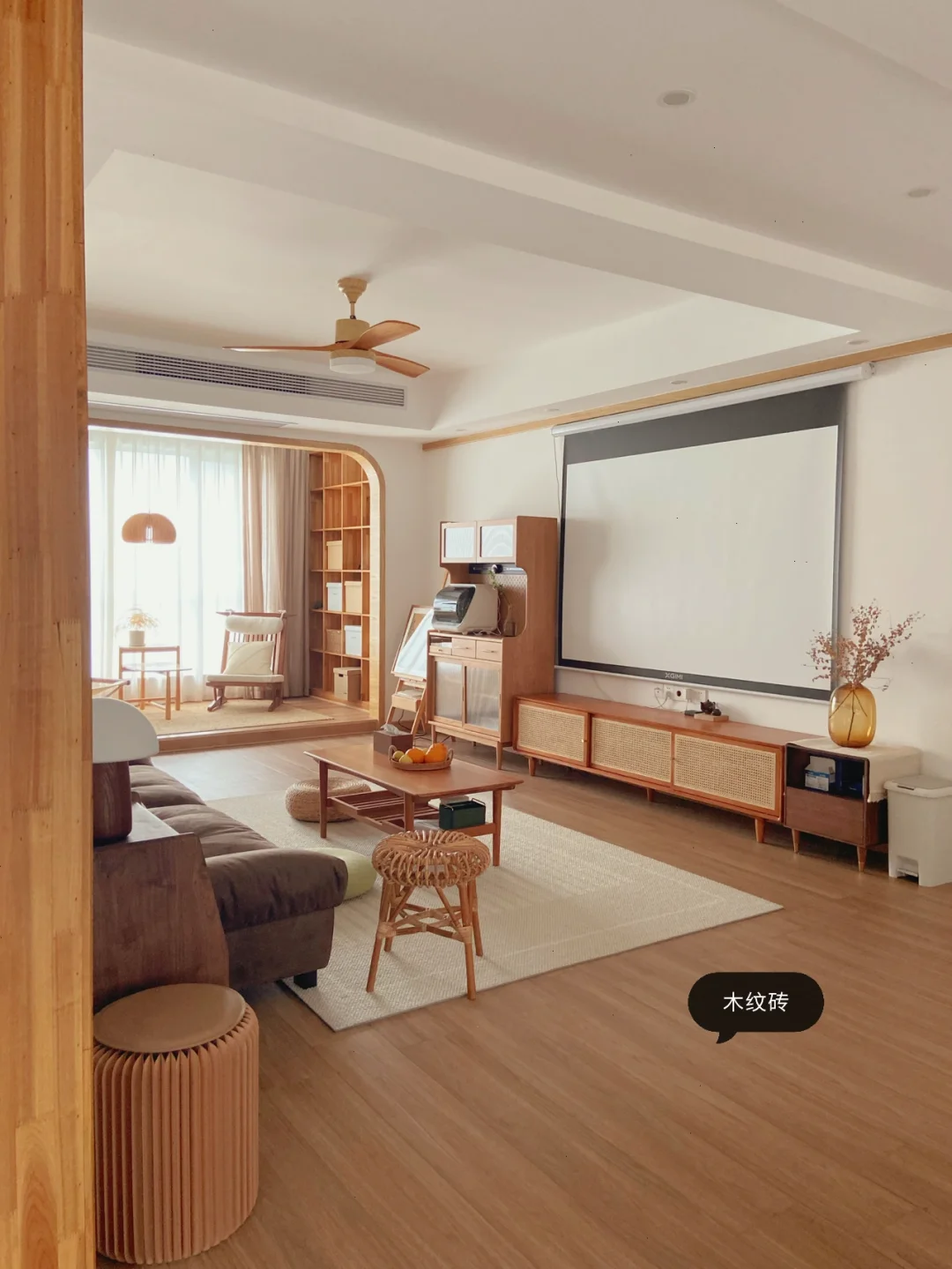 春日里的客厅，阳光很暖，家更暖～ 感觉南方的春天格外短，有太阳的日子也...