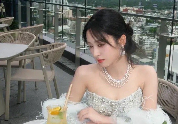 沈月 我也很久没被人亲了沈月被外国小丫头亲那下，脸红得跟熟透的桃子似的！ 她捂着