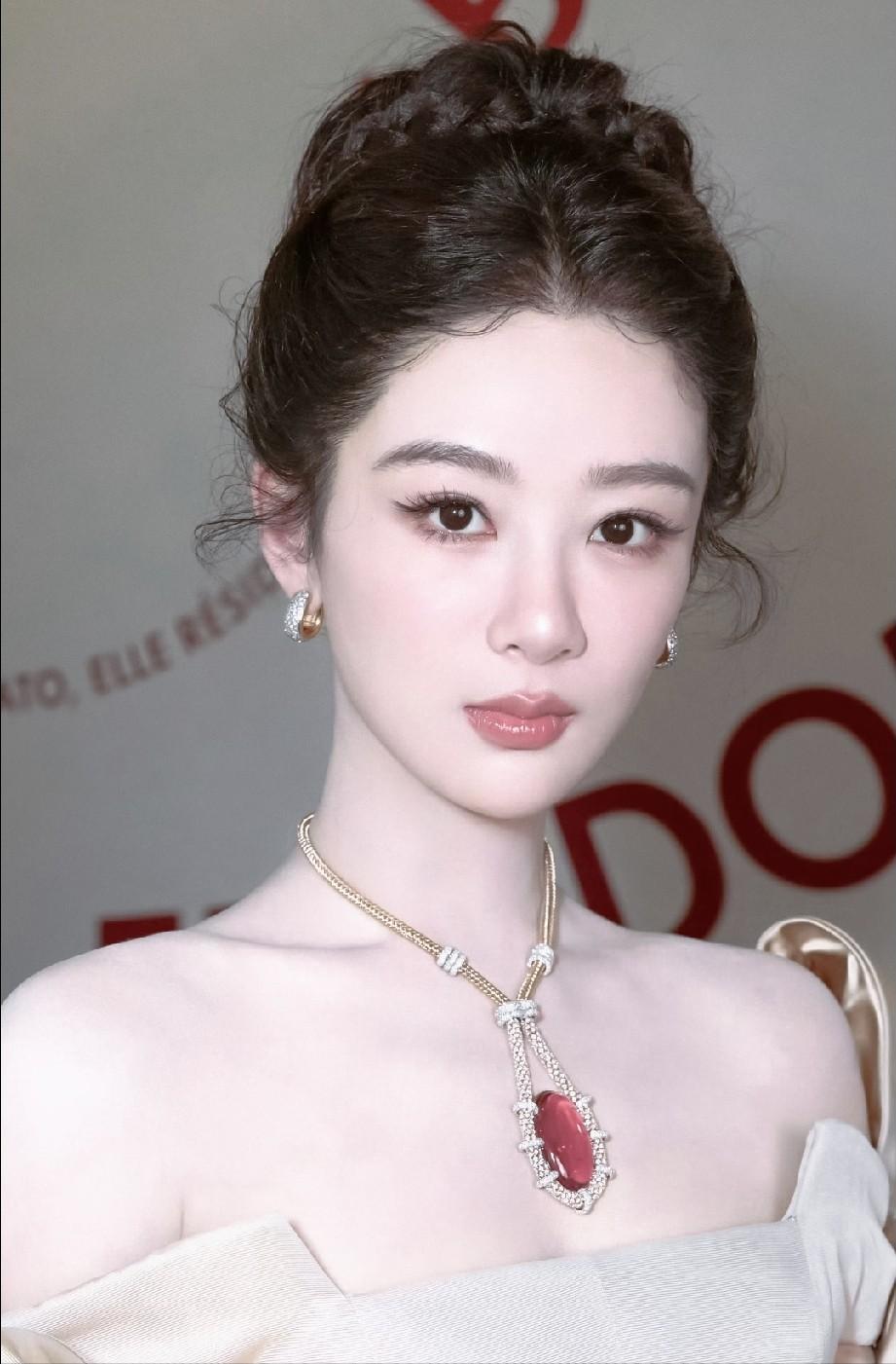 杨紫拿了白玉兰视后，
得到了什么？

杨紫拿了白玉兰最佳女主角，成了这个奖史上第
