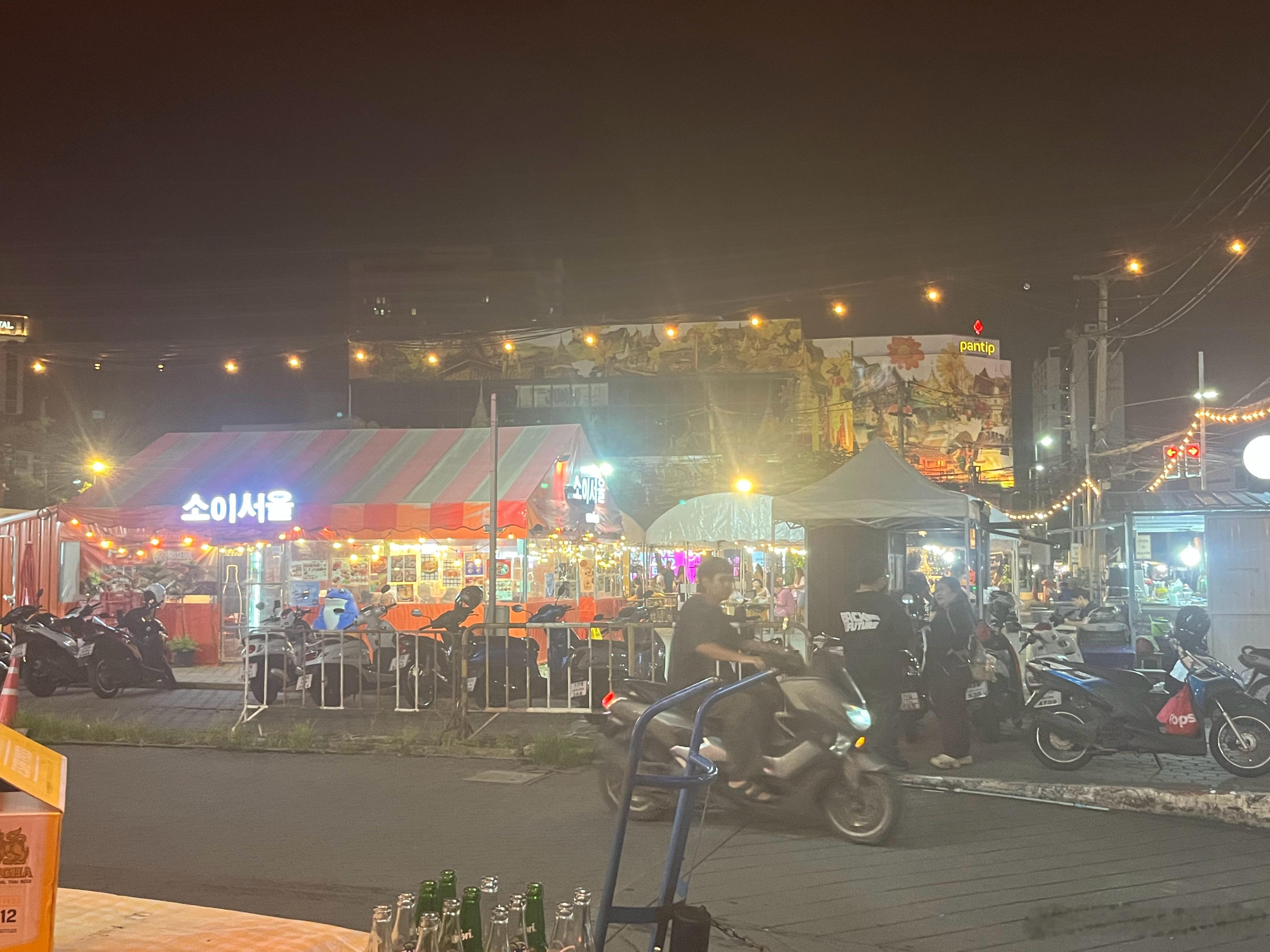 附近一家不知名的夜市。 