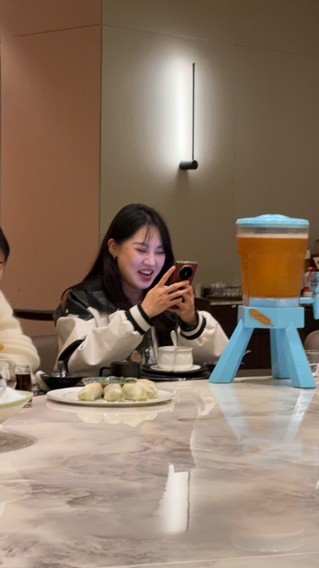表情管理太差了，真替她担心。[微笑]  