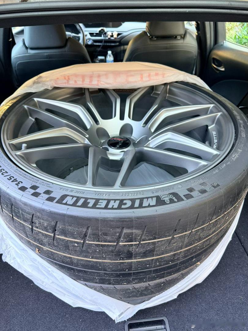 Z06轮毂修好了，重新上漆259美元，还好有轮胎店报销。[doge]想当年17寸