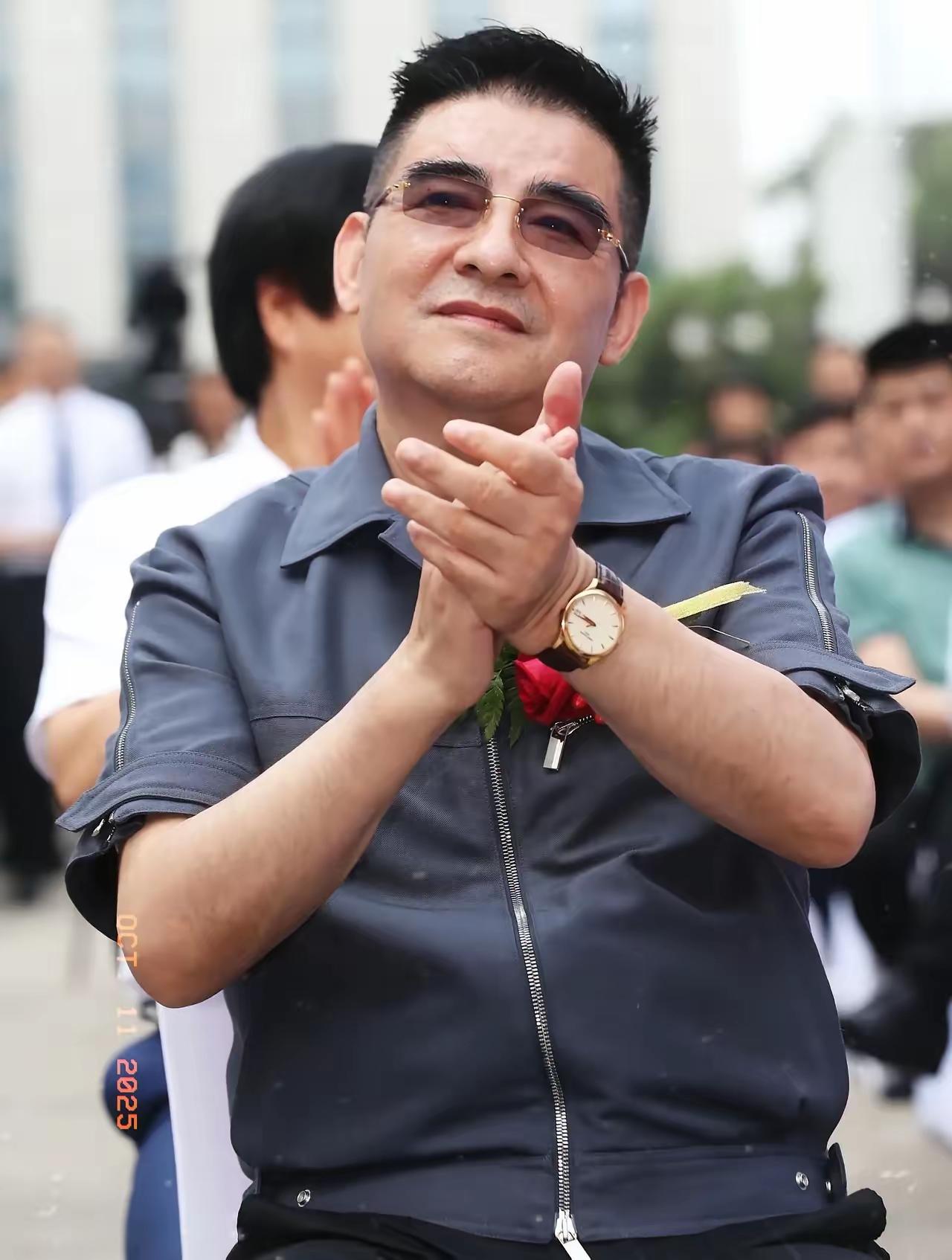 陈光标这次的动作，确实快。
 
10月5日在直播间看到百色洪灾消息，当场承诺3天