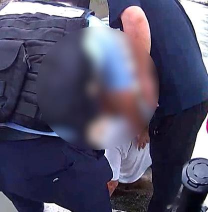 台州老人不慎被困浅溪第一时间拨通110 一个电话，一份安心。76岁的老人被困浅溪