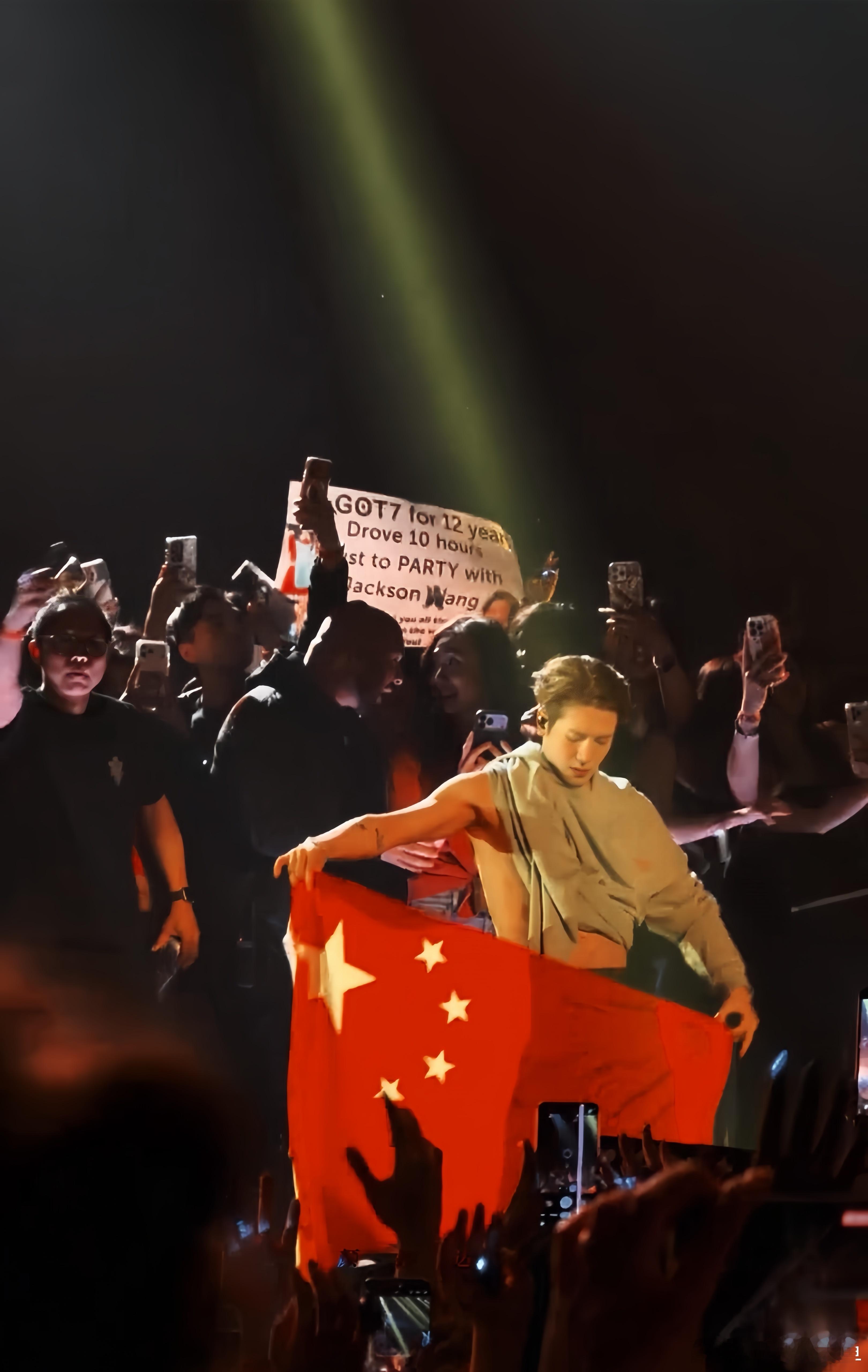 真正走出去的中国偶像巨星王嘉尔王嘉尔多伦多演唱会高举中国国旗