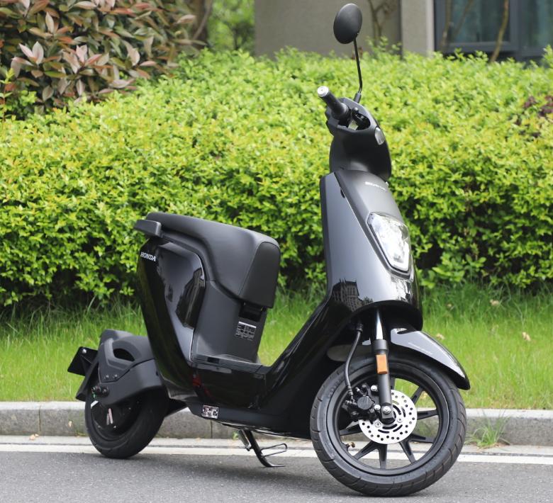 首先我们需要确定的是二轮摩托车属于机动车，那么这种车辆在驾驶的时候，就需要考摩托