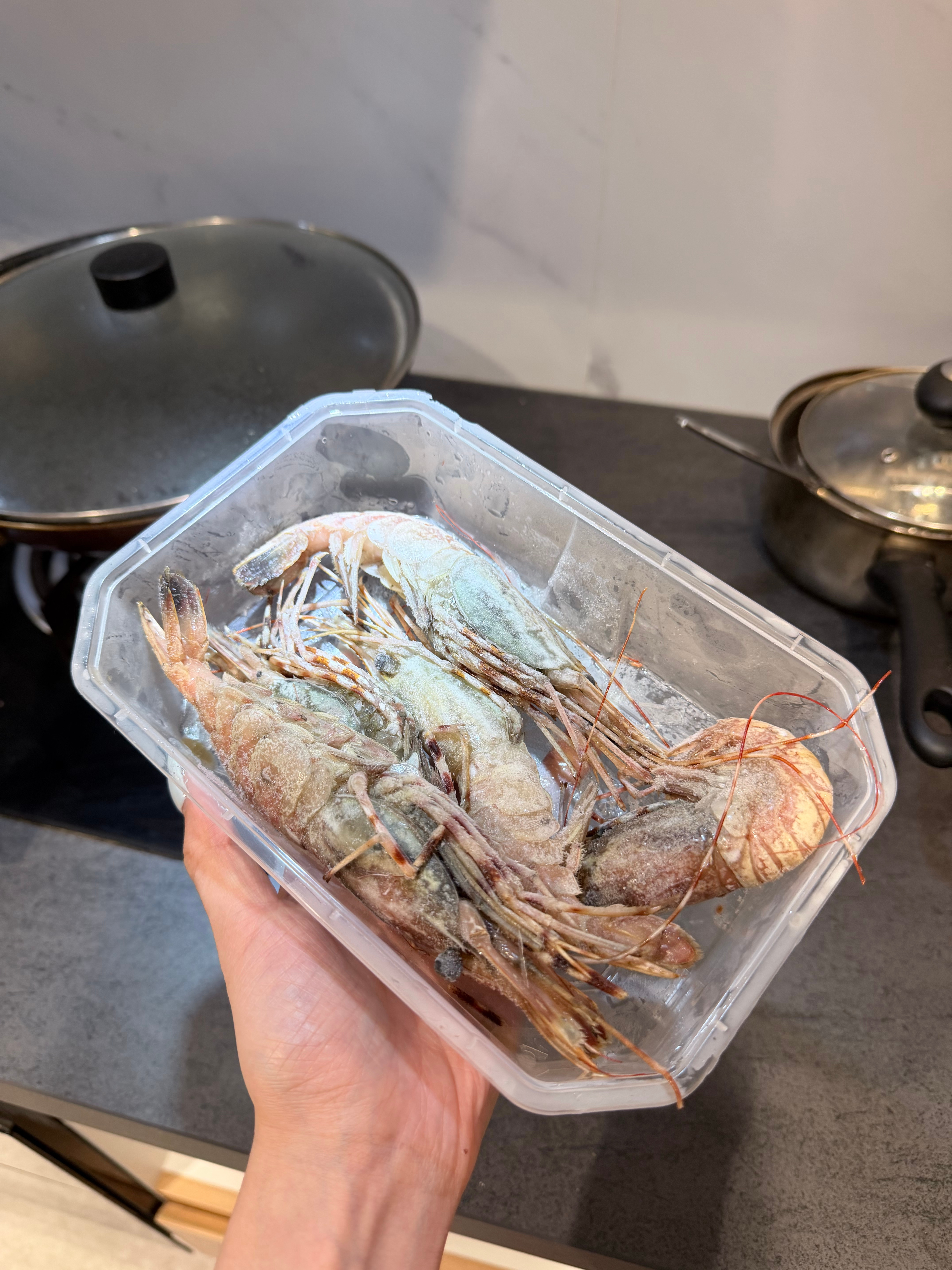 我老公真的是个吃商极高的人 自己去市场买新鲜牡丹虾回来解冻吃  比日料店里的好吃