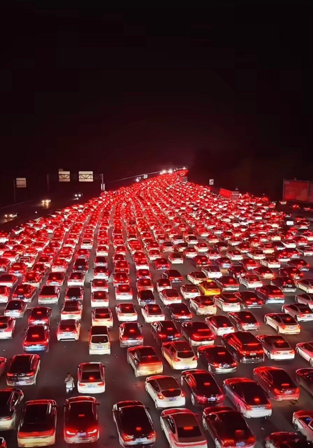 国庆假期超24亿人次跨区域流动太夸张了，难怪有人说开了两天还没出广东，这是真堵啊