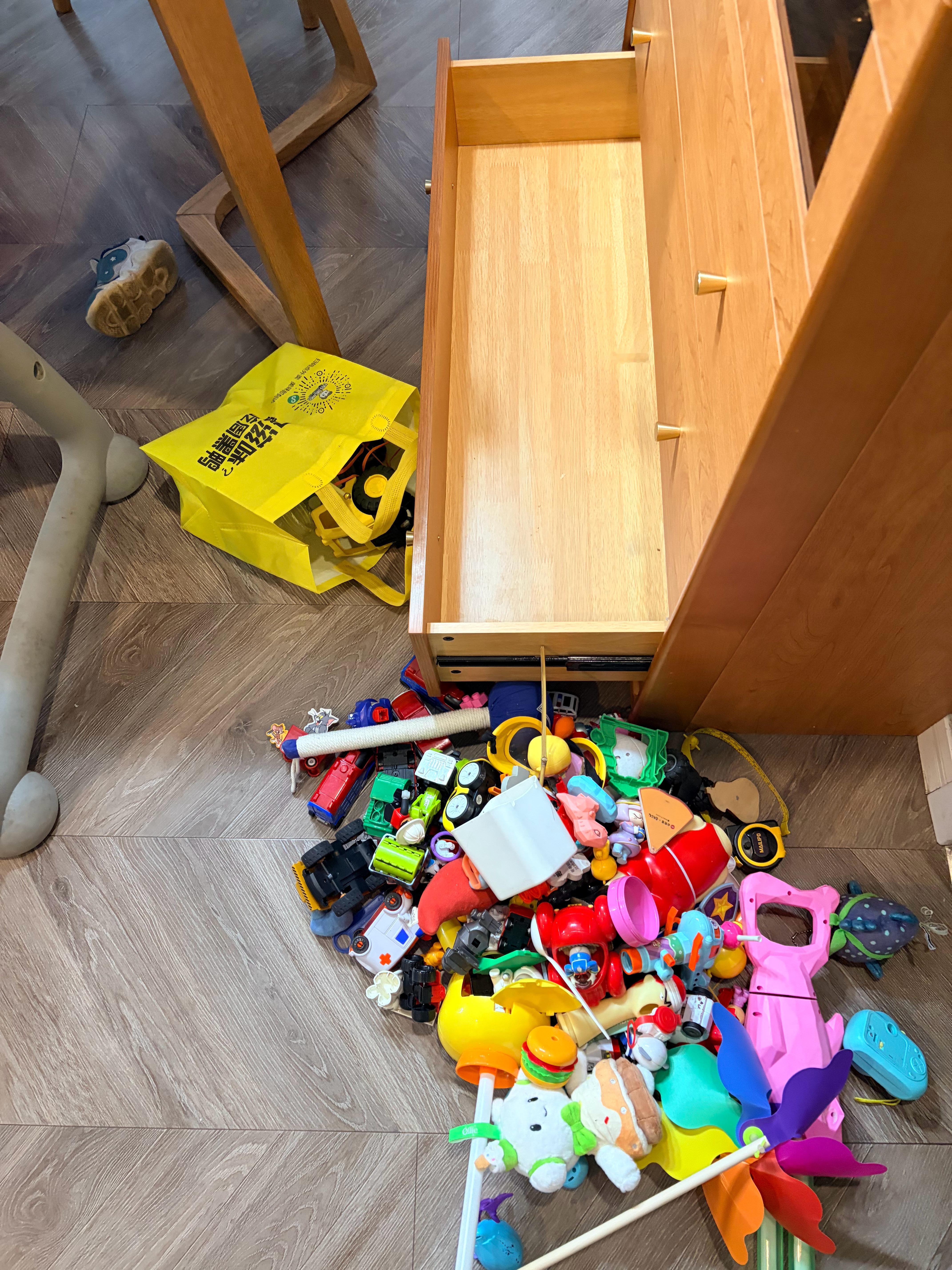 雾都奶爸 娃不玩的玩具你们一般怎么处理？我一般是趁他睡了把坏的，或者非常垃圾基本