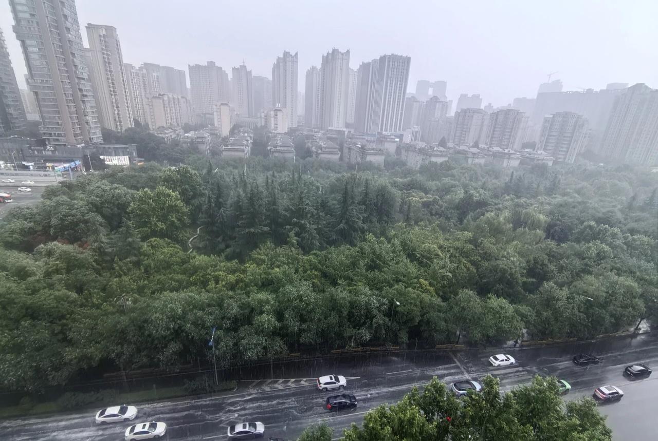 气温排名全国第一的西安正在大雨中！气温排名全国第一，坐标雁塔区，等了好久的大雨终