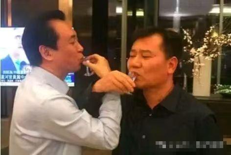许家印被判57，最解气的可能要数苏宁老板张近东了吧。
2017年那次交杯酒，苏宁