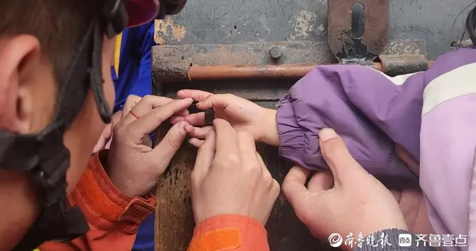 果然视频|一女童不慎手卡锁鼻的孔洞中，消防员耐心处置帮其脱困