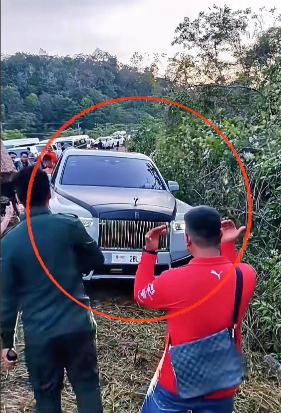 太尴尬了！柬埔寨电诈园区老板被曝光开着最新款豪车跑路。

当地时间12月13日，