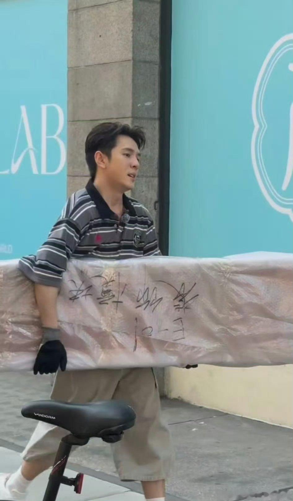 李佳琦出工助播出片 李佳琦在伦敦出工，散发浓浓“搬味”的时候，助播们在欢乐去班味